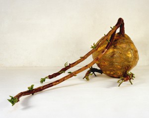 Grosse keimende Kartoffel, 2002, 125 x 115 x 290 cm, Wachs, Holz, Metall, Kunststoff