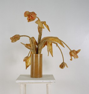 Tulpen, 1998, 58 x 60 x 64 cm, Wachs, Holz, Metall, Acrylglas