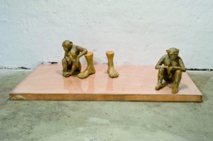 Affen am Bein, 1996, 100 x 200 cm, Holz, Acrylglas, Wachs, Ausstellungsansicht 3. OG