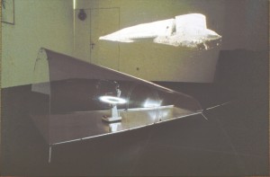 Installationsansicht Pilat Plage, Ausstellung "Räume", Kunstverein Frankfurt 1988, verschiedene Materialien, Diaprojektion