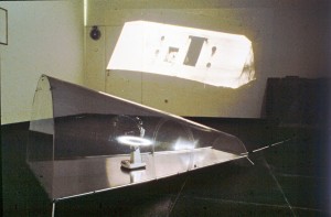 Installationsansicht Pilat Plage, Ausstellung "Räume", Kunstverein Frankfurt 1988, verschiedene Materialien, Diaprojektion