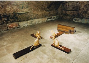 Kreuz mit Katzen, 1994, Lebensgröße, Wachs, Holz, Acrylglas, Ausstellung Weingut Langwerth von Simmern, Eltville, 1994