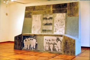 Apostolatus, 1989/90, 400 x 270 x 100 cm, s-w-Barytpapier, Betonplatten, Holz